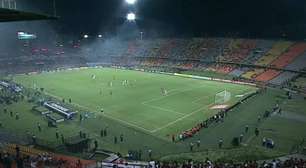 Medellín x Flamengo: torcedores invadem gramado e jogo é paralisado