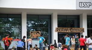 Estudantes da USP mantêm invasão à reitoria; universidade corta água e luz do prédio