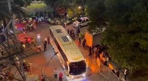 Torcida do Flamengo deixa estádio com ônibus disponibilizados pela Polícia de Medellín