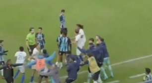 Jogador do Grêmio é atingido por voadora em jogo do Sub-17