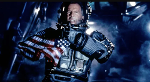 Bruce Willis estrelou um dos maiores sucessos dos anos 90, mas jurou nunca mais trabalhar com seu diretor: "As grandes cenas foram cortadas"