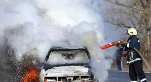Achávamos que o fogo era o grande perigo dos carros elétricos até a China revelar o segredo da bateria que suporta 300ºC