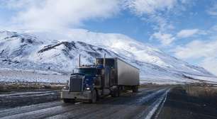 A Dalton Highway percorre 666 km majoritariamente de cascalho no Alasca; com temperaturas extremas, ela é a rota de carga mais isolada do Círculo Polar