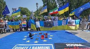 Bienal de Arte de Veneza começa com protestos anti-Rússia e apelo ao Papa