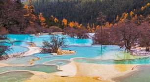 A área de Huanglong na China abriga cerca de 3.400 piscinas naturais coloridas a 3.500 metros de altitude, sendo um milagre geológico do país