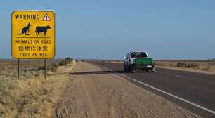 Com 2.720 km de extensão pelo coração desértico australiano, a rodovia Stuart Highway é a rota norte-sul mais vital para o transporte do país