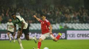 Internacional marca no último lance e empata com Coritiba