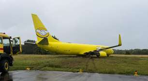 Avião cargueiro da Gol sai da pista durante pouso em Salvador
