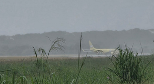 Avião cargueiro da Gol sai da pista durante pouso em Salvador
