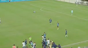 Jogador do Grêmio é atingido por voadora no rosto durante briga em partida do Gauchão sub-17; veja