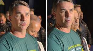 Flávio Bolsonaro afirma que Moraes deu 'canetada' suspendendo Dosimetria e que isso 'abala a democracia'
