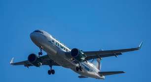 Avião pega fogo após atropelar pedestre durante decolagem nos EUA