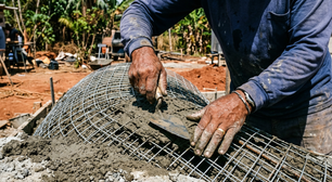 O sistema construtivo de baixo custo que mistura telas de galinheiro e argamassa para erguer casas redondas super resistentes com metade do material