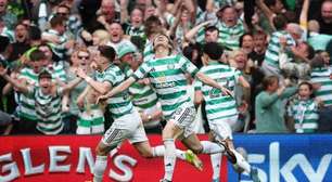 Com direito a gol de bicicleta, Celtic bate Rangers e fica a um ponto do líder no Escocês