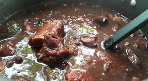 Casa cheia? Receita de feijoada para 20 pessoas