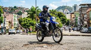 A valente moto aventureira da Yamaha atinge 35 km com 1 litro de gasolina e ignora o asfalto esburacado entregando muita segurança por 25 mil reais