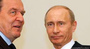 Putin sugere ex-chanceler alemão para mediar paz na Ucrânia