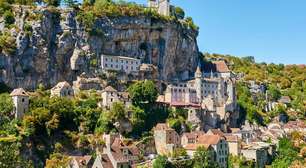 O vilarejo medieval esculpido em um penhasco de 150 metros sobre o rio Alzou, Rocamadour, é um dos destinos de peregrinação mais impressionantes da França