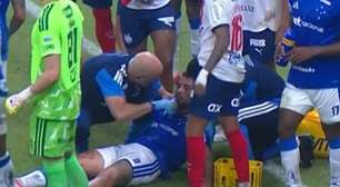 Matheus Henrique, do Cruzeiro, é levado para o hospital após pancada