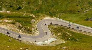 A rodovia romena atinge 2.145 metros de altitude; com curvas sinuosas pelos Cárpatos, a Transalpina é o asfalto mais alto da Romênia