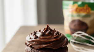 Massa de cupcake de chocolate: receita que faz 12 bolinhos