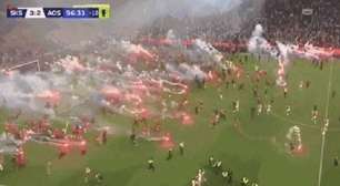 Torcida invade campo antes de clube confirmar título, e jogo é suspenso; assista