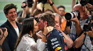 F1: Verstappen aproveita dia na praia ao lado de Kelly Piquet