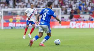 Jogador do Cruzeiro é substituído cuspindo sangue e vai a hospital