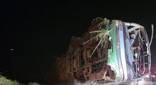 Uma pessoa morre e 39 ficam feridas após ônibus tombar em rodovia de Minas Gerais
