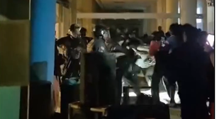 PM retira estudantes que invadiram reitoria da USP; alunos relatam uso de gás e cassetetes