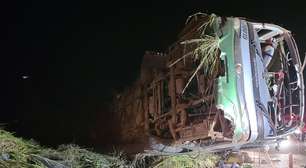 Uma pessoa morre e 39 ficam feridas após ônibus tombar em rodovia de MG