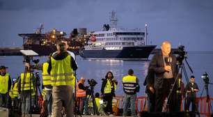 Navio com surto de hantavírus inicia desembarque de passageiros