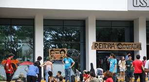 PM usa gás e cassetetes para retirar estudantes da USP