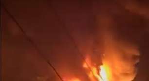 Incêndio de grandes proporções atinge fábrica de velas em Mauá, na Grande SP