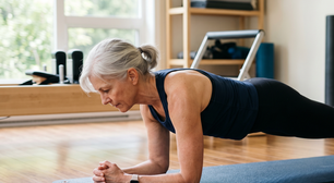 As instrutoras de Pilates concordam: 'A partir dos 60 anos, o melhor exercício para fortalecer o core, incluindo as costas e os abdominais, é a prancha'