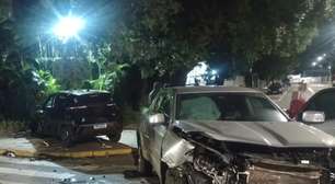 Adolescente pega caminhonete escondido da sogra, causa acidente e destrói dois veículos no RS