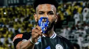 Jogador exibe caneleira de rival e será dispensado na Arábia Saudita