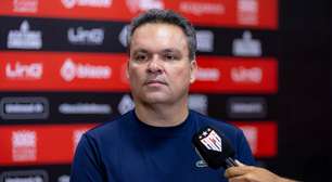 Adson Batista no Atlético-GO elogia jogador e se envolver lance polêmico: "Eu não sei se é"