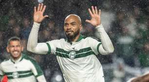 Rodrigo Moledo quebra jejum no Coritiba, mas gol sofrido no fim estraga roteiro