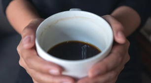 Por que café solta o intestino?