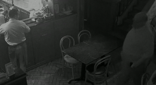 Garçom de restaurante acusa Ed Motta e amigos de xenofobia