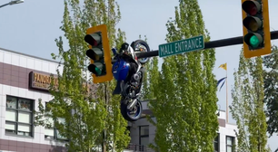 Moto fica pendurada em farol após grave colisão com carro
