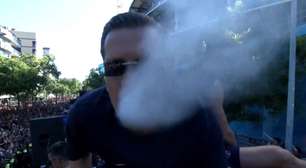 Jogador do Barcelona viraliza ao aparecer fumando em festa pós-título da La Liga