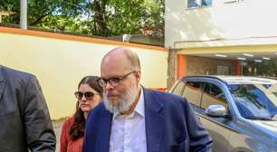'Desprestigiado': Ed Motta se defende em depoimento e nega xingamento a funcionário, 10 dias após arremessar cadeira durante confusão em restaurante por taxa de rolha