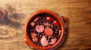Sem tempo para feijoada? Aprenda a fazer feijão gordo no dia a dia