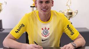 Goleiro de 16 anos assina primeiro contrato profissional com o Corinthians