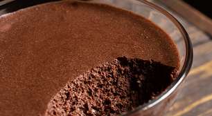 Nem creme de leite, nem leite condensado: essa mousse de chocolate perfeita é feita com ovos cozidos