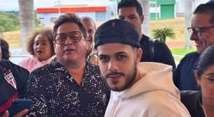 Leonardo se diverte ao encontrar 'sósia' de Zé Felipe em evento