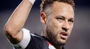 Torcedor do Cruzeiro pinta rosto com "fé" e leva faixa para Neymar no Mineirão