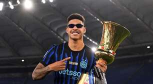 Ex-Botafogo, Luís Henrique celebra segundo título na temporada com a Inter de Milão